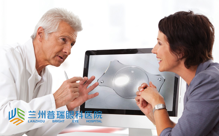 三焦點(diǎn)晶體：看報(bào)、打球、看風(fēng)景視力都很清晰